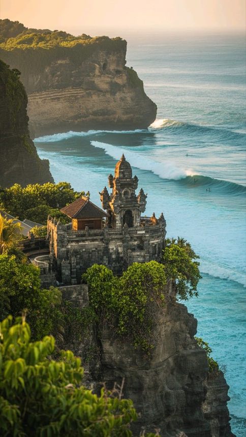 Uluvatu templis uz klints virs okeāna