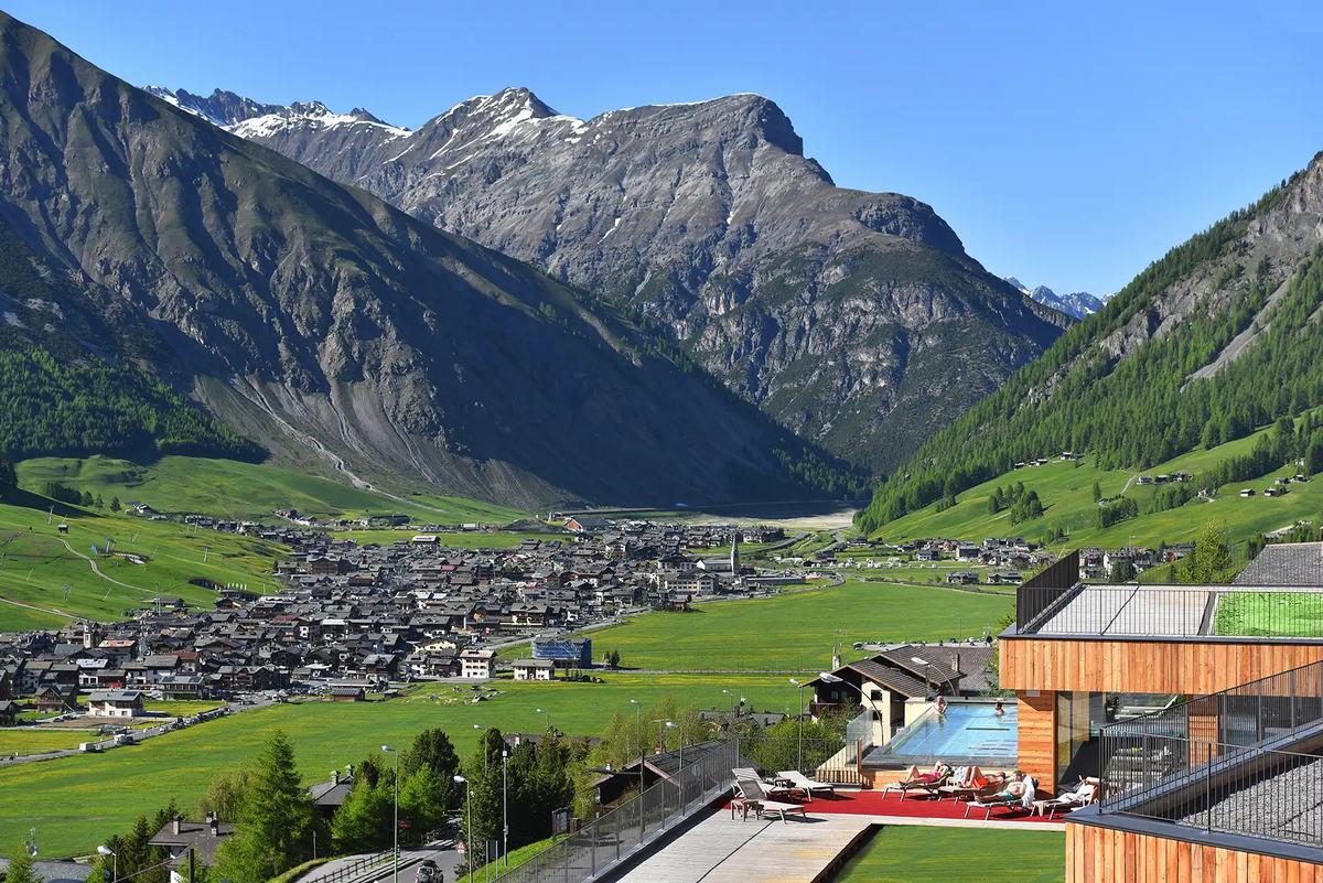 Skats no Alpen Resort terases uz Livinjo ieleju un kalniem vasarā